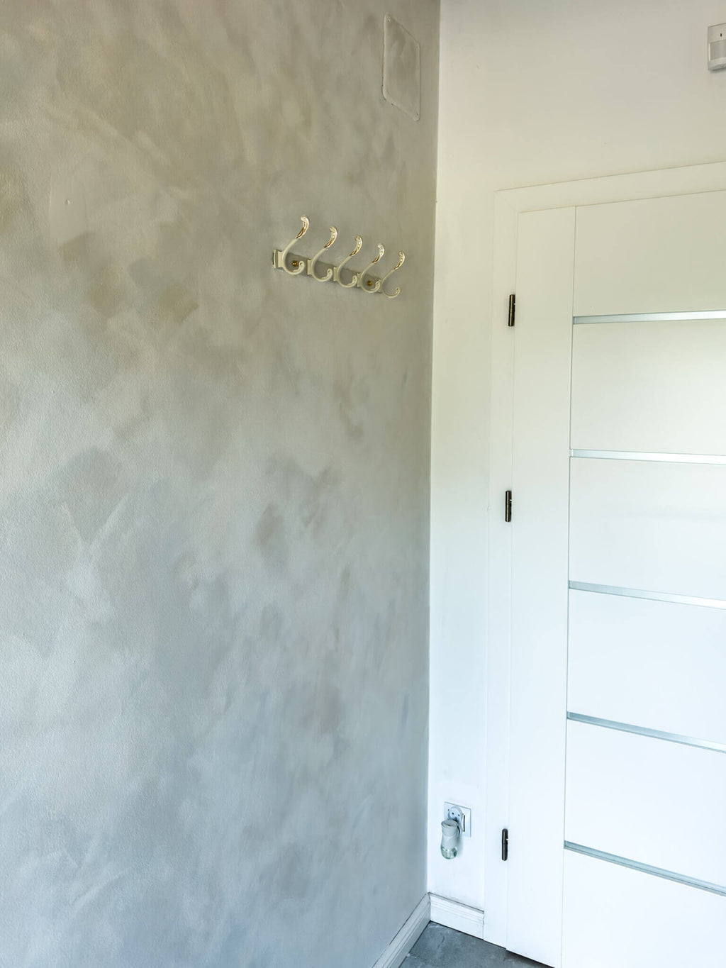 #181 Lemon Chalk limewash paint in an interior, photo 4