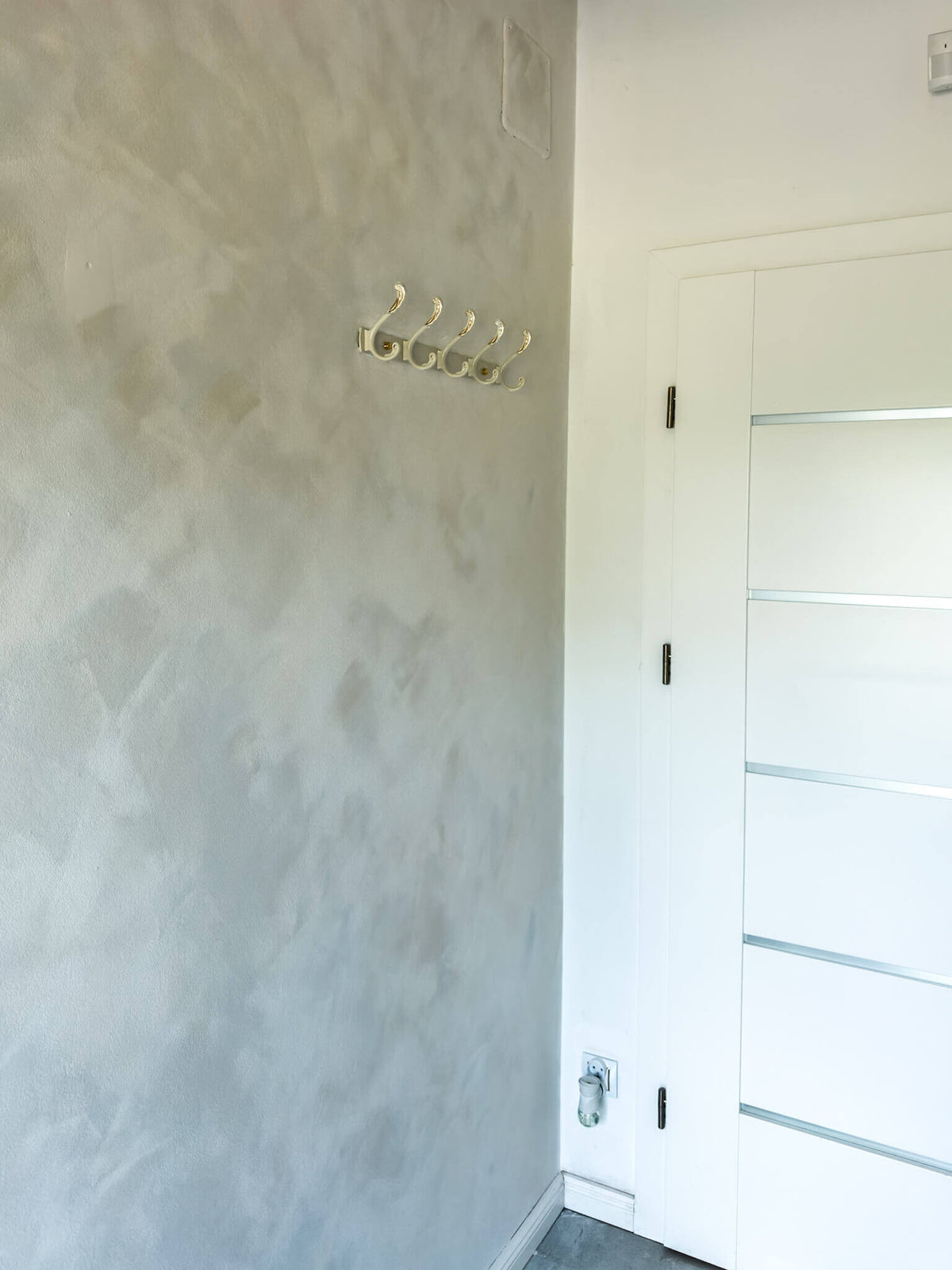 #181 Lemon Chalk limewash paint in an interior, photo 4
