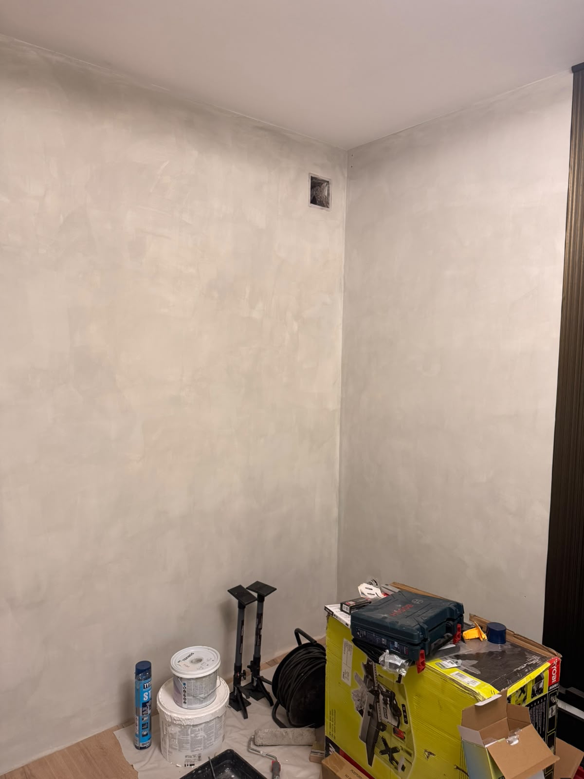 #188 Warm Concrete limewash paint on a wall – customer project, photo 3