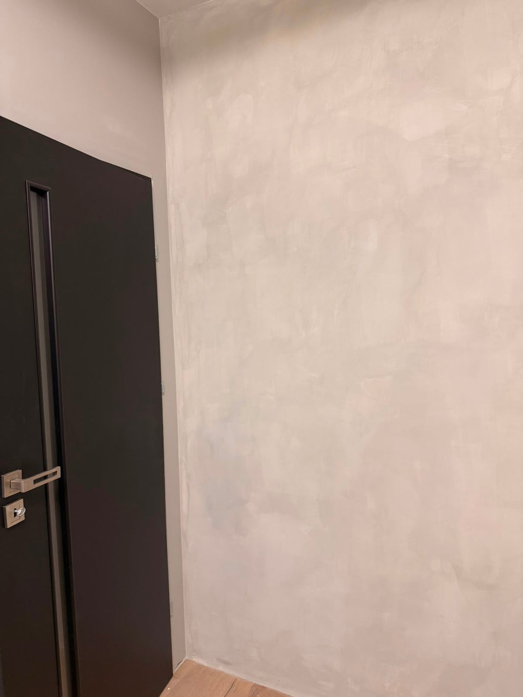 #188 Warm Concrete limewash paint on a wall – customer project, photo 2