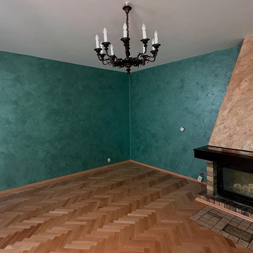 Velvetus decorative silk stucco in teal on a living room wall