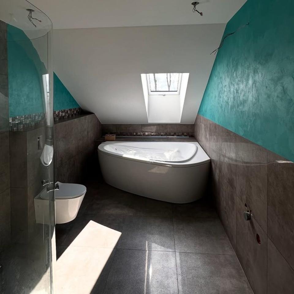 Velvetus decorative silk stucco in teal on a bathroom wall