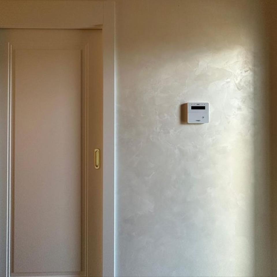 Velvetus decorative silk stucco in pale grey beside a doorway