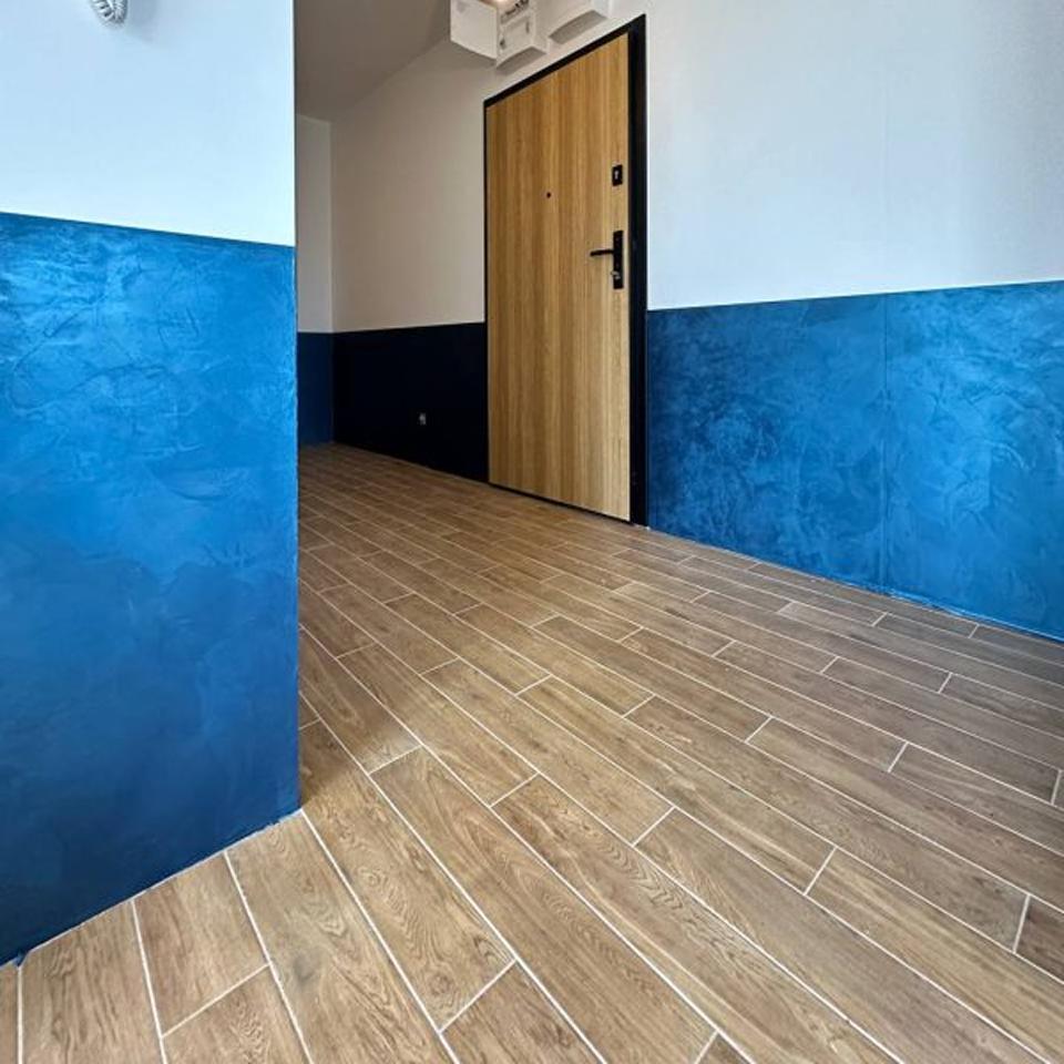 Velvetus decorative silk stucco in deep blue on a hallway wall