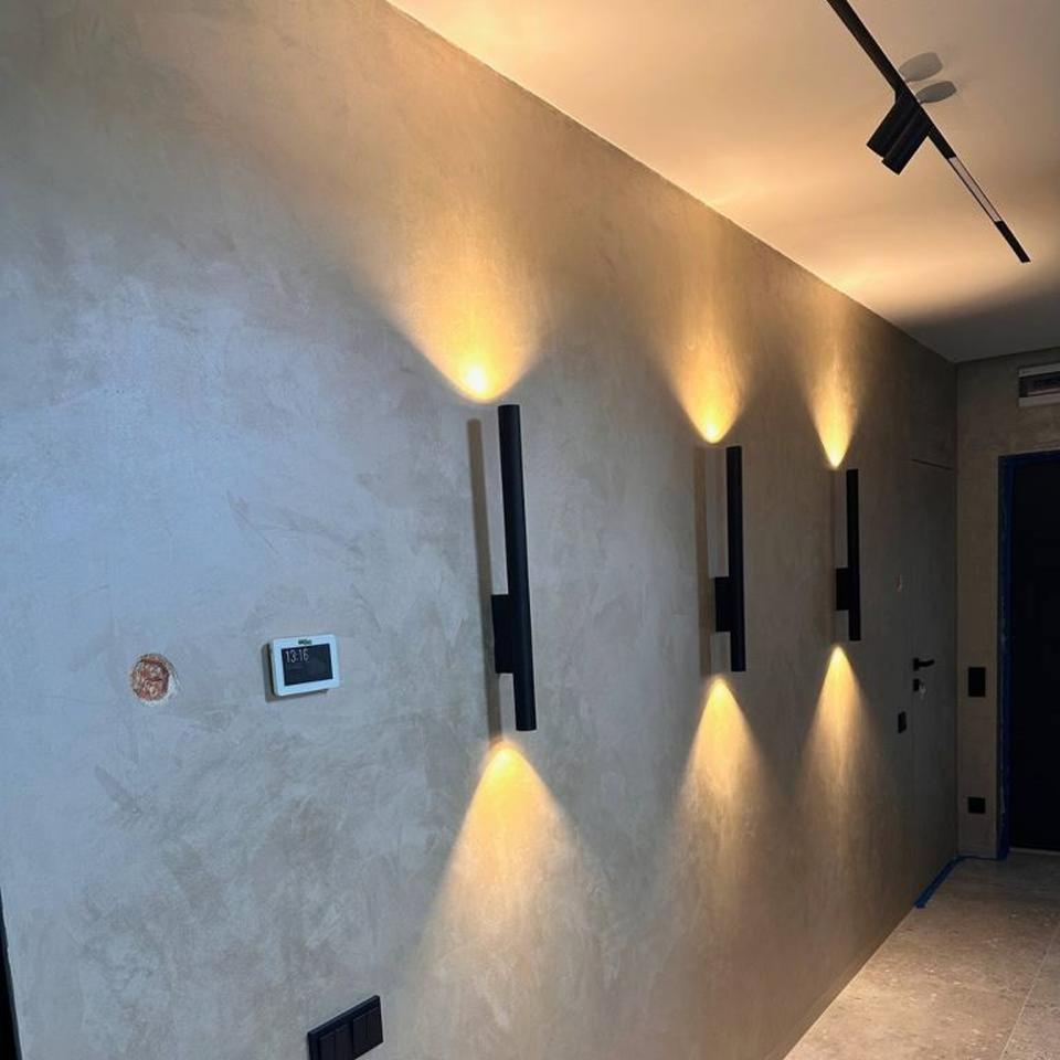 Velvetus decorative silk stucco in grey on a hallway wall with wall lights