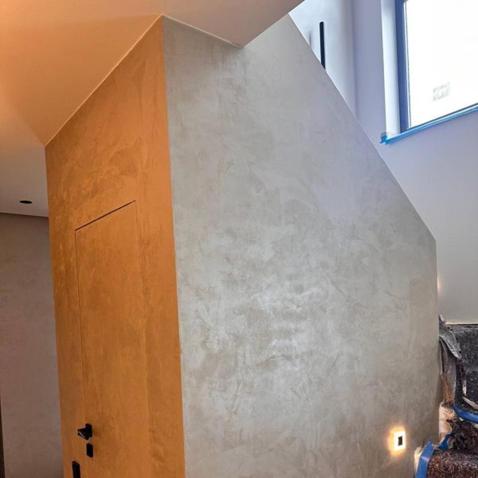 Velvetus decorative silk stucco in warm grey on a hallway wall