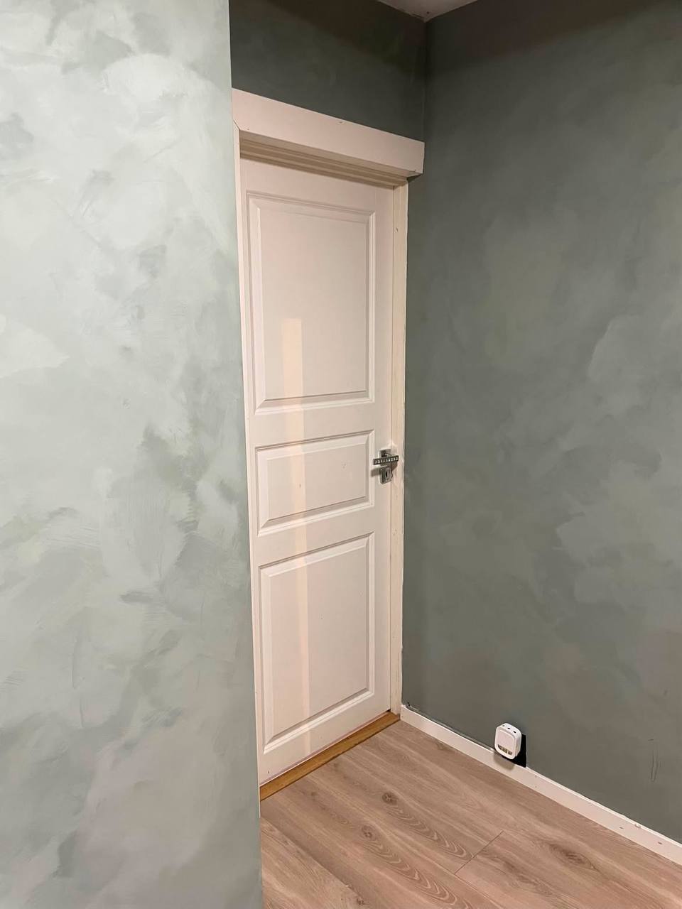 #18 Olive Shadow limewash paint on a wall – customer project, photo 2