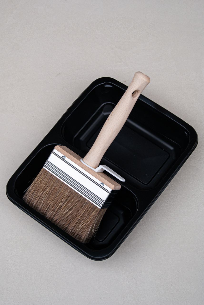Two-colour Limewash tray with the double brush
