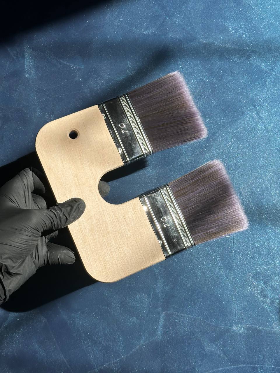 Close-up of the two-colour Limewash brush – two heads on one handle