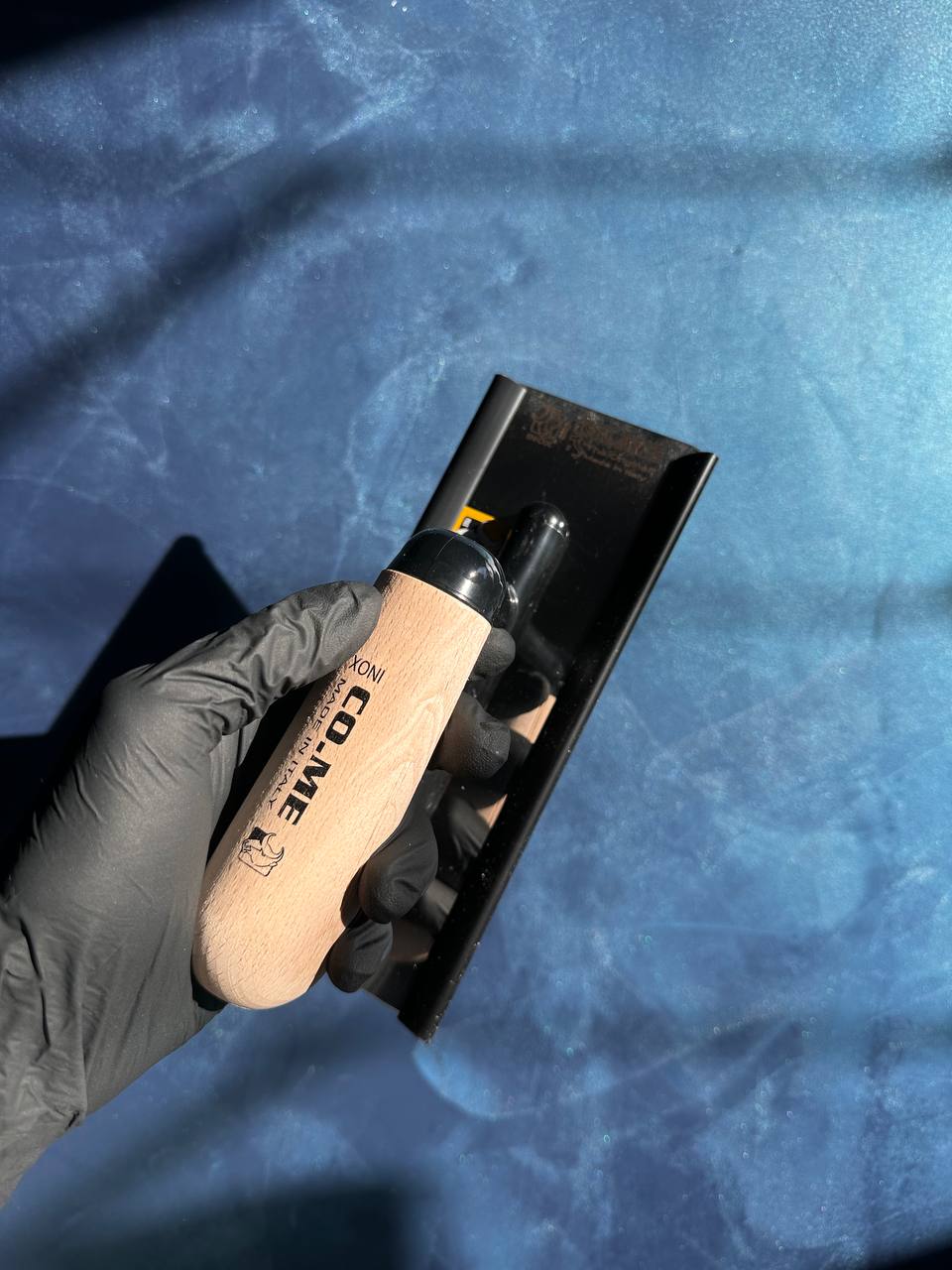 Venetian trowel for applying decorative plaster